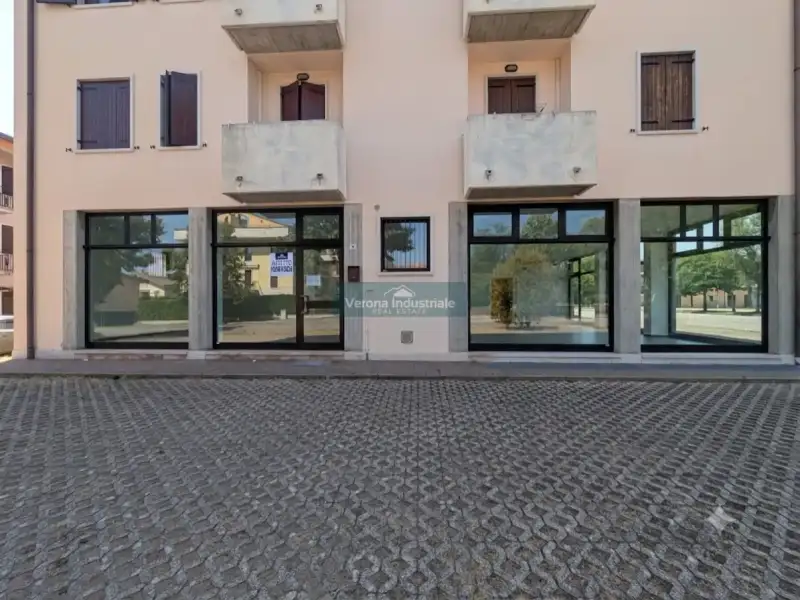 Großes Geschäft mit großen Schaufenstern und Lager in San Pietro In Cariano, San Pietro In Cariano