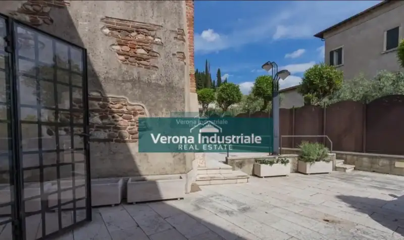 300 qm Geschäft im historischen Dorf mit sichtbaren Balken in Palazzolo di Sona, Sona