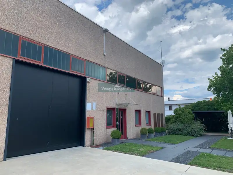 Modern and versatile warehouse in a strategic location in Affi, Affi